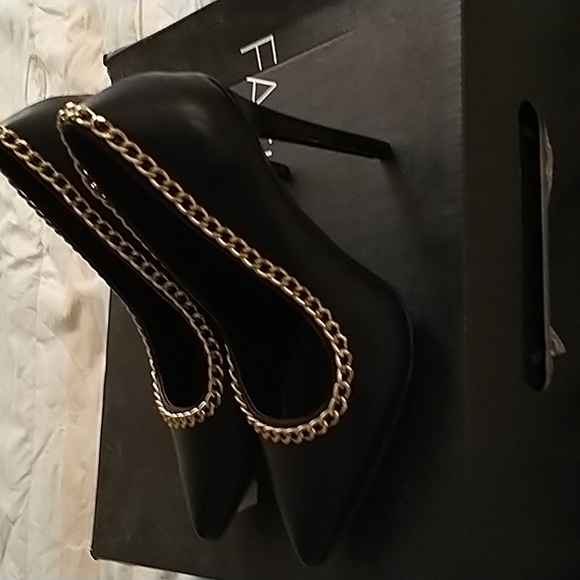 Fashion Nova pumps brand new the box I do not have size 7 - Picture 2 of 4